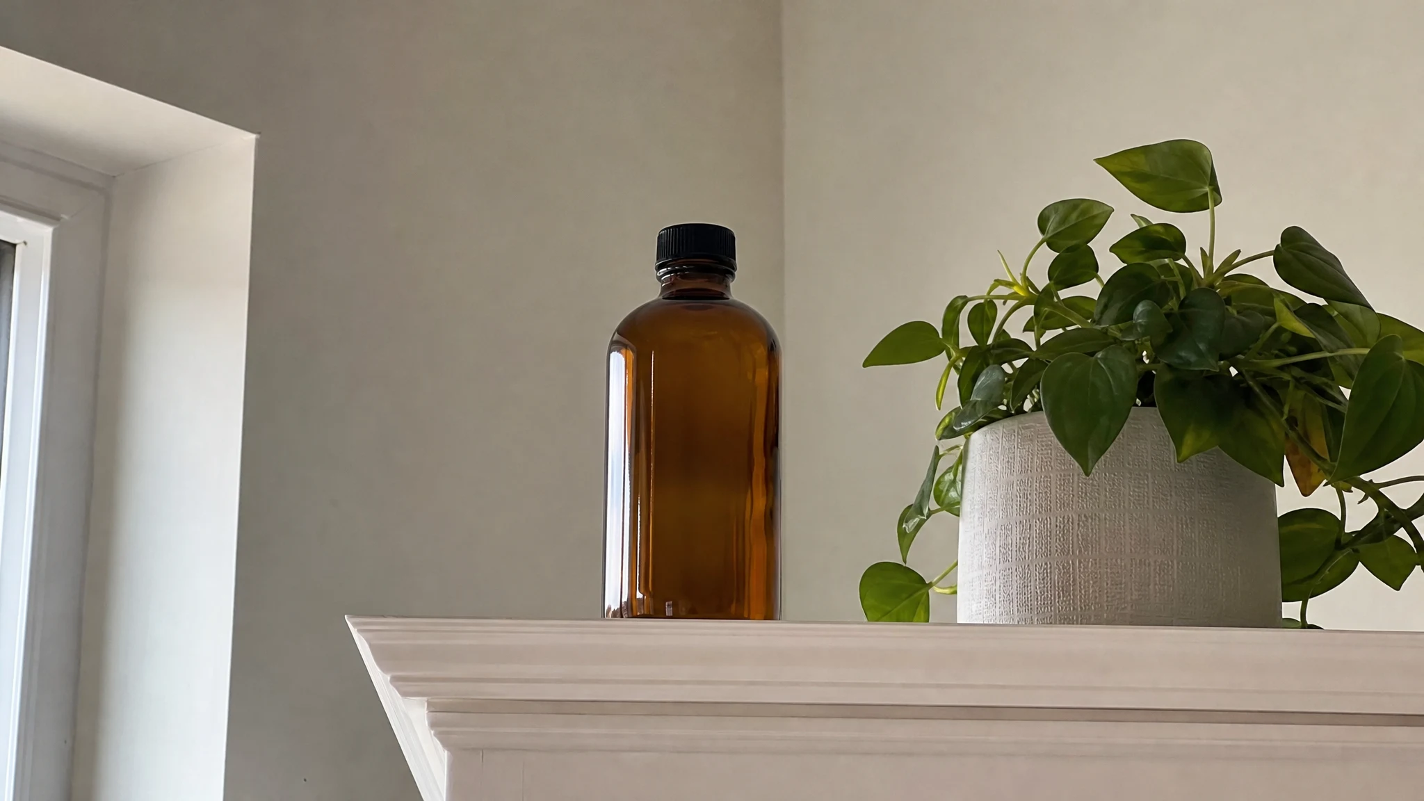 Is Honeysuckle Oil Safe? What Goes Wrong and What We Know